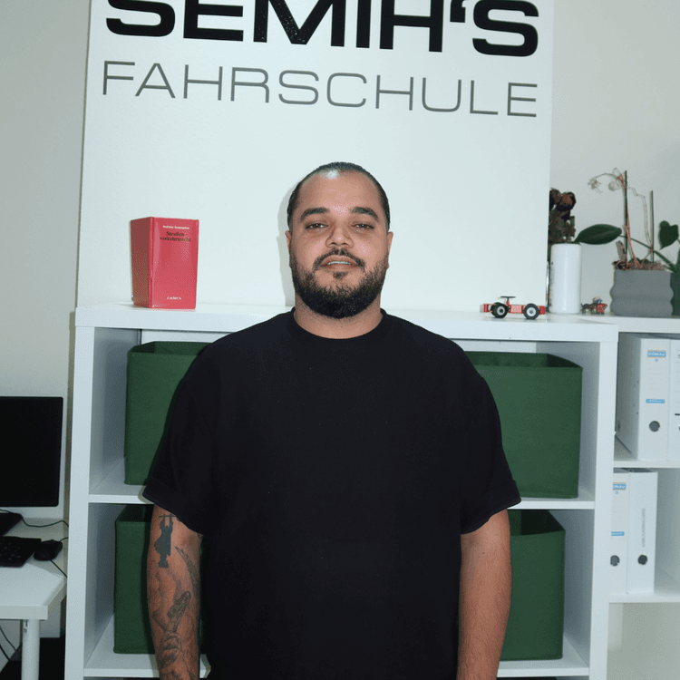 Semih Temizsoy - Fahrlehrer und Schulinhaber von Semih's Fahrschule Frankfurt