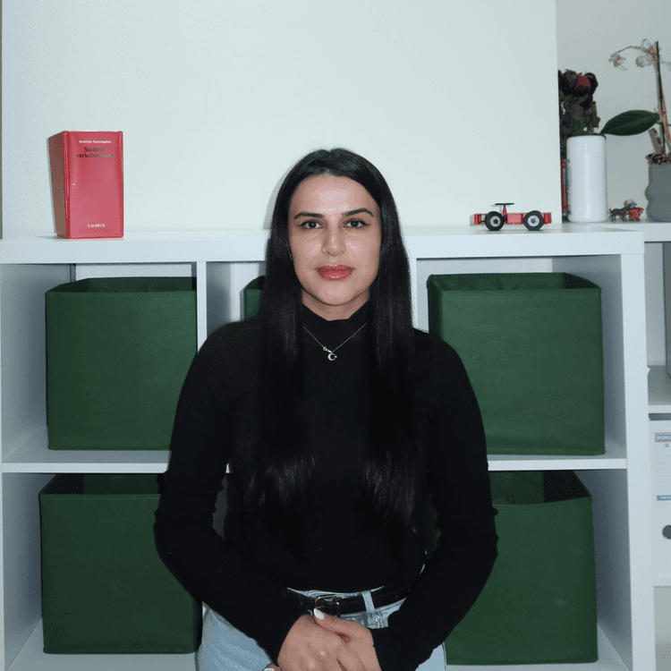 Tansu - Büroassistentin bei Semih's Fahrschule Frankfurt